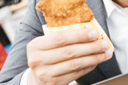 海外「日本が終わってしまうかもしれない」ファミチキの品薄危機に悲しむ外国人YouTuber