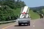 配達員がしっかりと荷物を守りながら配達します！見守り要員付きの高品質配送サービス。海外の反応