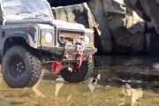 必ず最後までごらんください。氷の上を走る四輪駆動車に衝撃の結末が！