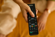 【海外】リモコンのボタンが多すぎる理由とは？実はお客さまのニーズとコスト削減の秘密があった！