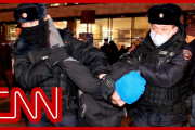 ロシアで1000名以上が参加する反戦デモ実施も警察が即座に参加者を拘束…強制解散に…[海外の反応]