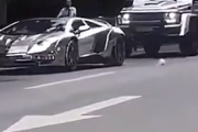これは因果応報。路上にゴミのポイ捨てをした高級車の中にお返しします。海外の反応