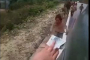 海外「貧乏な中国の子供達を10元でからかうクソ女ｗｗｗ」