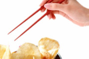 海外「日本人なら普通にもうやってるぞｗｗｗ」手を汚さずにポテチを食べる方法を思いついた外国人