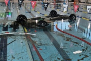 韓国のスポーツセンターで70代女性の車がプールへ転落、「高齢免許を管理すべき」と批判強まる