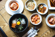 「タコの踊り食い!?」新大久保で食べ歩きを満喫！ 海外の反応