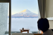 外国人「日本にはこんな富士山の絶景を見れるホテルがあるらしい」