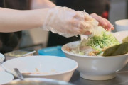 日本の食品衛生問題が知られるにつれ、韓国と比較されるように…「日本は寿司を握るときにヘアオイルを使うの？」「日本人は手をよく洗わない」海外の反応