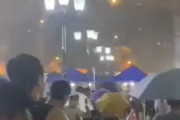 海外「豪雨の中でも集団コロナ検査の列に並ばされる中国人達」