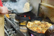 町中華の巨大からあげが美味しそう！外国人「すべての作業を一人でこなしているのに驚く」