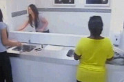 「あたし・・ゴーストなの？」公衆トイレの大きな鏡に自分だけ映らないドッキリが海外で話題に