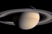 【海外】「土星に衝撃か？天文学者が映像を公開し、謎の物体との衝突を提起」
