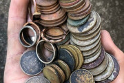 外国人「俺達が金属探知機で見つけたレアなお宝を見せていく！」
