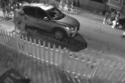 海外「銃乱射でパニックなるアメリカ人達を映した防犯カメラ映像。アメリカでは週末に156人が銃撃事件で死亡」
