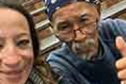 外国人「ウクライナの地下鉄に住む有名な75歳の日本人と会えたぞ！」