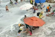 ブラジルの広いビーチで予想外な大きさの波が押し寄せ、人や荷物を攫っていこうとする映像が少し恐い！