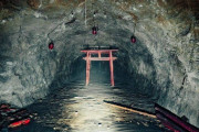 海外「日本は何を隠してるんだ…？」 洞窟に眠る鳥居が完全に異世界への門だと話題に