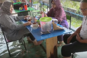 食事中、角質ケアをしてくれる魚がいるユニークな、インドネシアのレストラン