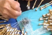 「凶悪なほどに複雑…」ヨーロッパ伝統のレースを編み上げるおばあちゃんの手さばきが芸術的
