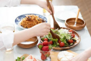 海外「妻が料理を取り分けてくれないからご飯食べられなかった、ぴえん」ツイートに非難の嵐！