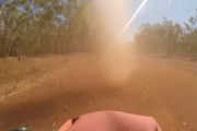 サイクリング中にダストデビル(塵旋風)に遭遇した親子がギリギリ側を通り抜ける！