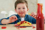 海外「子どものレストランでの食べこぼし、親はどうなってんだよ」アメリカで喜ばれるのはしつけよりチップ