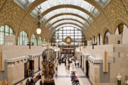 【カオス】仏美術館が胸元見える女性を入場拒否→ 女性活動家20人が上半身裸で押しかけ怒りの抗議ｗｗｗｗｗ