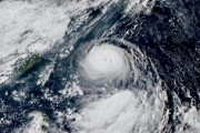 海外「神よ！」日本を襲おうとしている超巨大台風に海外びっくり仰天！（海外の反応）