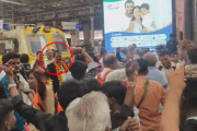 インドのローカル列車の運転手が退職する日、大勢の乗客が集まり感謝の踊りを踊る