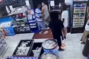 海外「【閲覧注意】コンビニで口論して相手を殴る白人と銃を乱射する黒人」