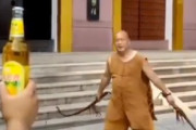 ボトルキャップ・チャレンジを巨大ムチで試みる男が現れる！こんなん無理だろ･･･→結果