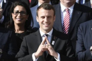 海外「日本アニメの影響か…！？」仏マクロン大統領らが「領域展開」する写真に外国人が大騒ぎ