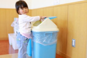 超キュート♡お片付けを手伝う赤ちゃんｗｗｗｗｗ「そもそも、なぜあなたの家はこんなにも汚いのでしょうか？」「お母さんは天才」海外の反応