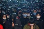 海外「えっ、コロナ禍なのに日本人が初詣したり渋谷に大集合してる…」
