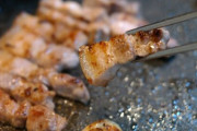 韓国でサムギョプサルの値段が急騰で悲鳴！「💢日本に出回ったり最低賃金上げたせいだ！」