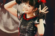 うちの7歳の娘がロサンゼルスで配るBABYMETALステッカーを作ったぞ！　【海外の反応】