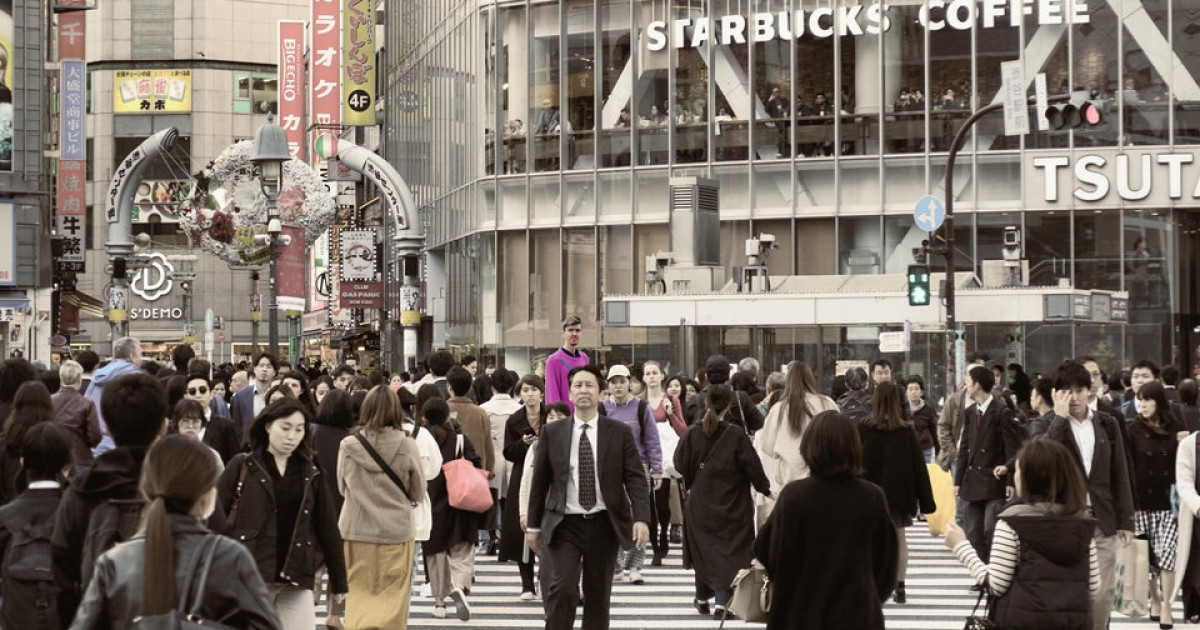背が高い外国人「渋谷のスクランブル交差点で写真撮ったけど、オレのこと見つけれるかい？」海外の反応 | 海外の反応アンテナ