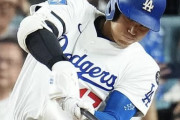 【海外の反応】大谷翔平、打撃妨害を受けたとは思えない打球を飛ばす「ホームラン認定すべきだろ…」