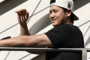 【海外の反応】大谷翔平さん、シャツを脱がないのかと聞かれる「これは神質問」「日本の少子化が解決する」