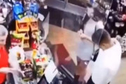 「レジにあるコロナ用シールドが店員を救った…」→ただし脅威は炭酸飲料のボトル