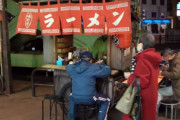 高架線の下に佇む屋台ラーメンの「1杯」ができるまでの映像が海外で話題に←ラーメン食いたくなるやつやん！