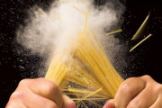イタリア人の前でパスタを半分に折る←他の国で例えると何になる？