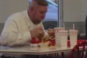 ああ、最高にうまい。ハンバーガーを両手持ちでバクバクと食べる男。海外の反応