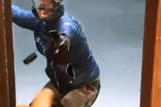 一方南極ではドアを閉めるのも命がけ。嵐に吹き飛ばさそうになるのを必死にこらえる探検隊