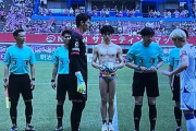 中国人「面白すぎる」日本の芸人がJリーグの試合にとんでもない格好で登場！中国大ウケ【海外の反応】