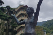 外国人「日本のゴーストタウンで少女の像がぽつんと立ってた…」