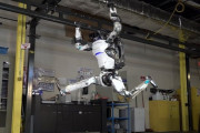 ボストンダイナミクスの人型ロボットが柔軟な体操技を見せて人間を超えたと話題に（海外の反応）