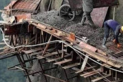 【海外の反応】中国で山道を建設する作業員　海外の反応「中国には安全がない、中国は崖の上に建物を建てるのが大好き」