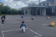 規制緩和後の学校再開で、社会的距離を維持する子供たちの姿が公開され物議を醸す（フランス）