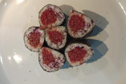 外国人「ドイツ寿司を作ってみた、もちろん中身は生の豚肉だ！」